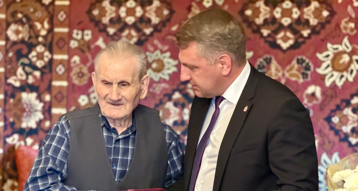 Глава Советского района поздравил со 100-летием ветерана войны и уголовного розыска Ивана Панфилова