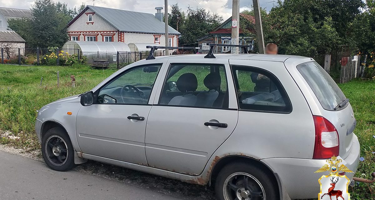 Мужчину подозревают в том, что он сел погреться в открытую LADA с ключом и уехал домой